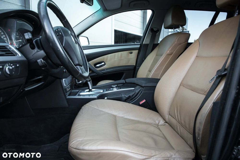 BMW Seria 5 525d xDrive Touring - 16