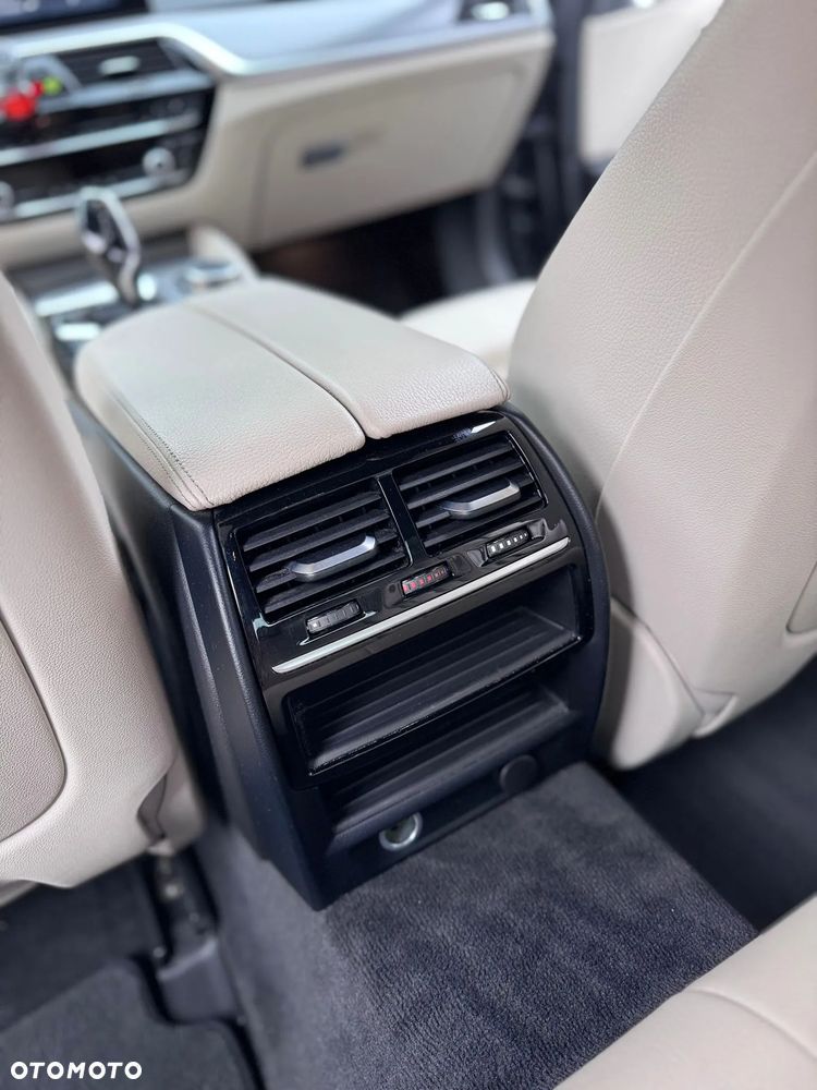 BMW Seria 5 520d xDrive - 12