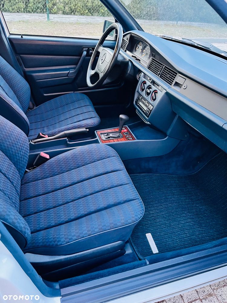 Mercedes-Benz W201 (190) - 12