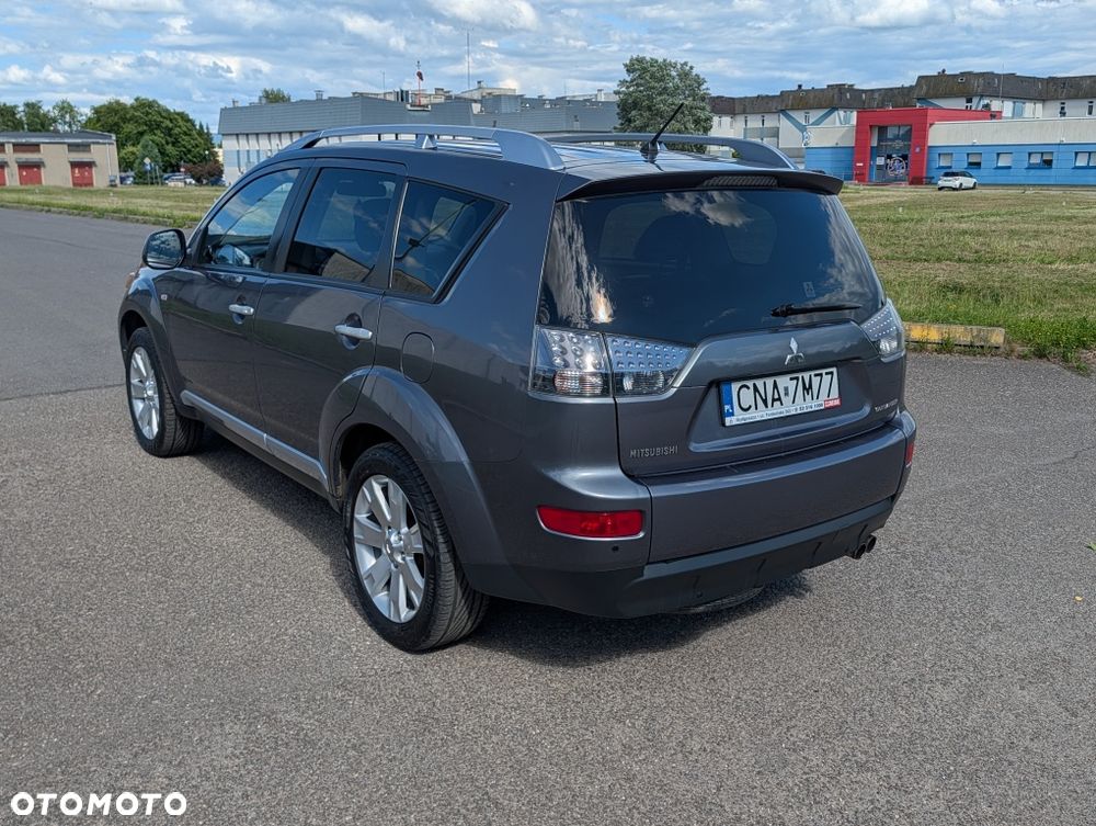 Mitsubishi Outlander - 2