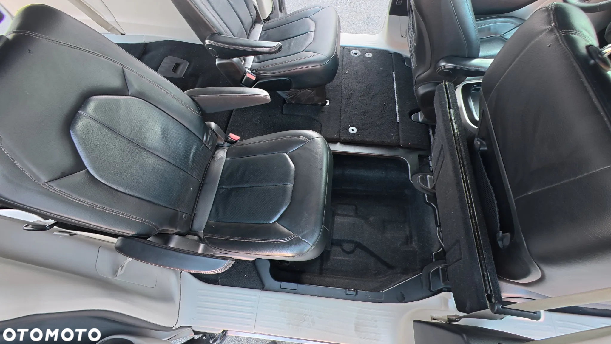 Chrysler Pacifica - 16