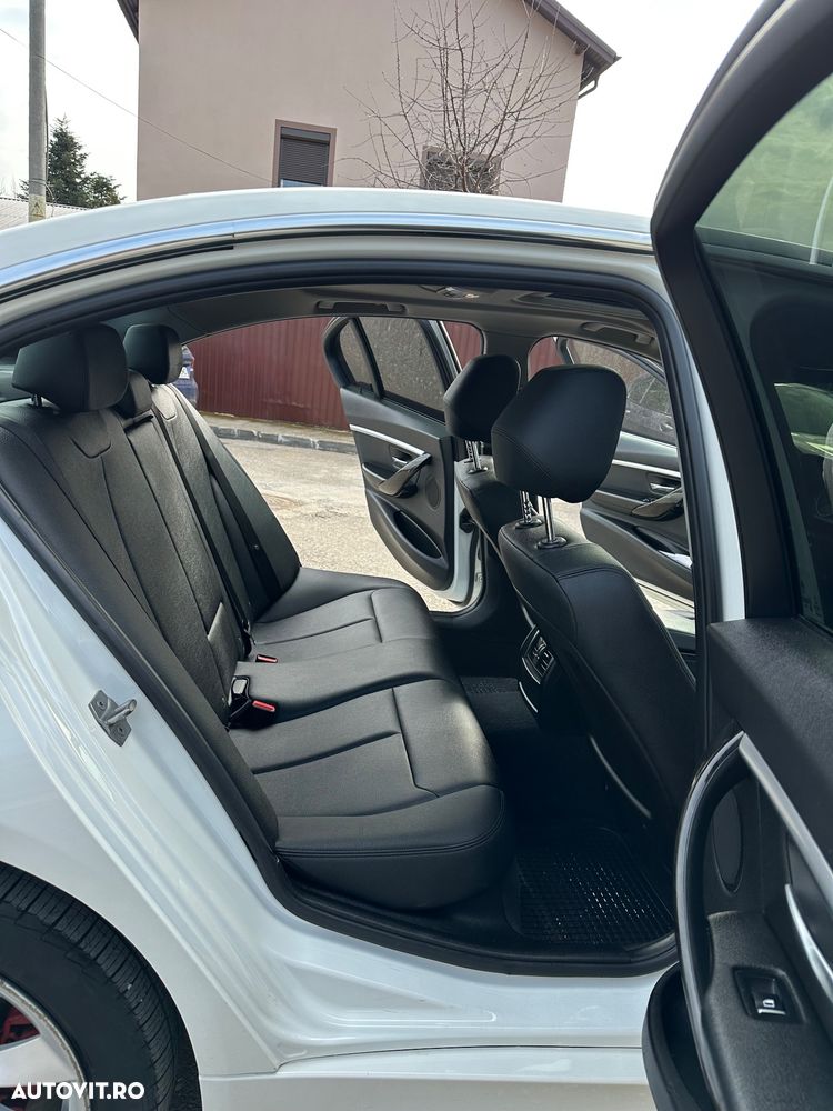 BMW Seria 3 320i xDrive AT - 12