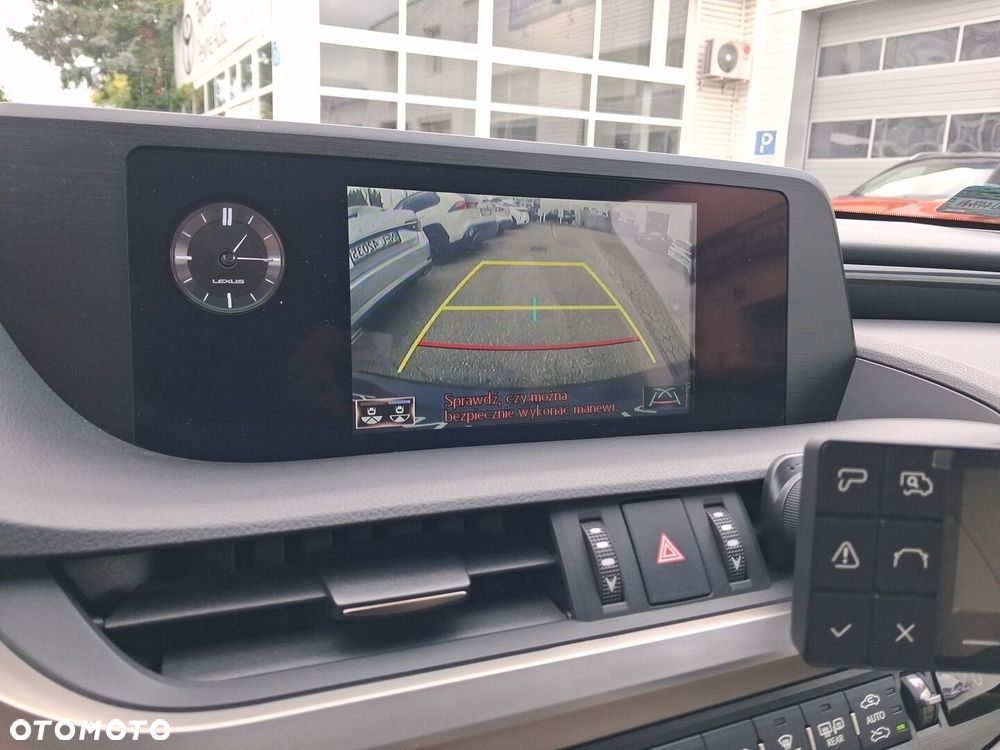 Lexus ES 300h Business Edition - 24
