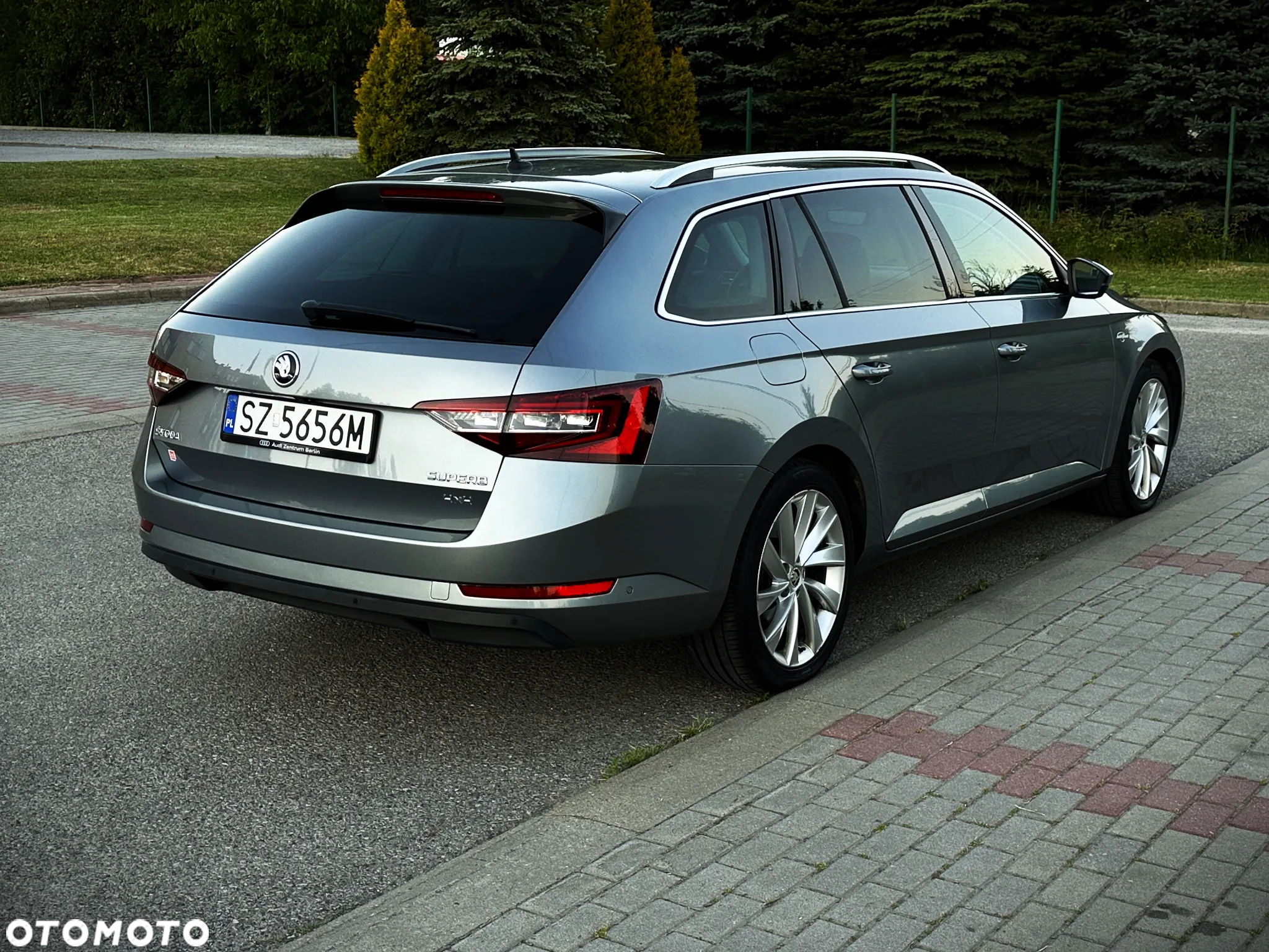 Skoda Superb Combi 2.0 TDI 4x4 DSG L&K - 4