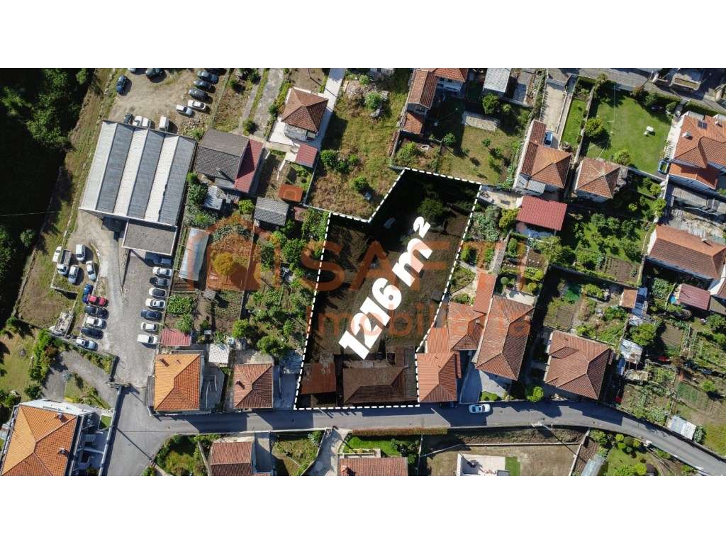 Terreno com 4 moradias geminadas para recuperar em Serzedelo-Guimarães - Grande imagem: 2/47