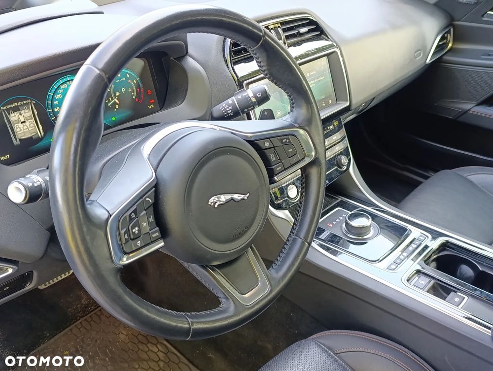 Jaguar XE - 13