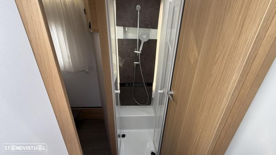 Adria Matrix 670 SC cama central e basculante - 17