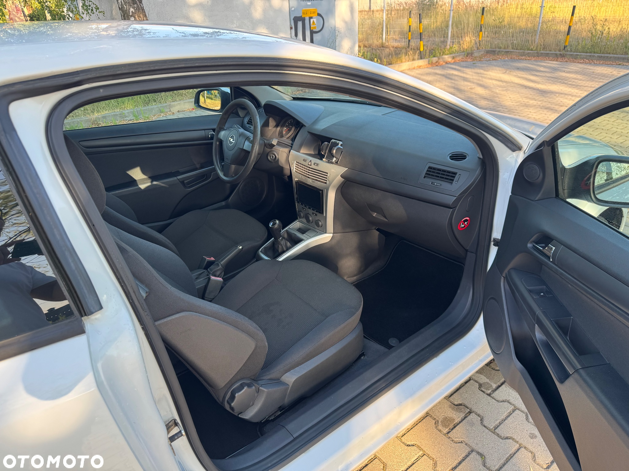 Opel Astra GTC 1.6 Black&White - 11