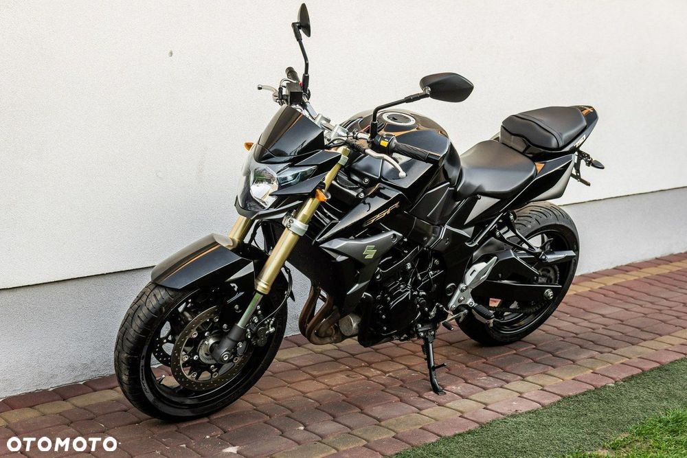 Suzuki GSR - 6