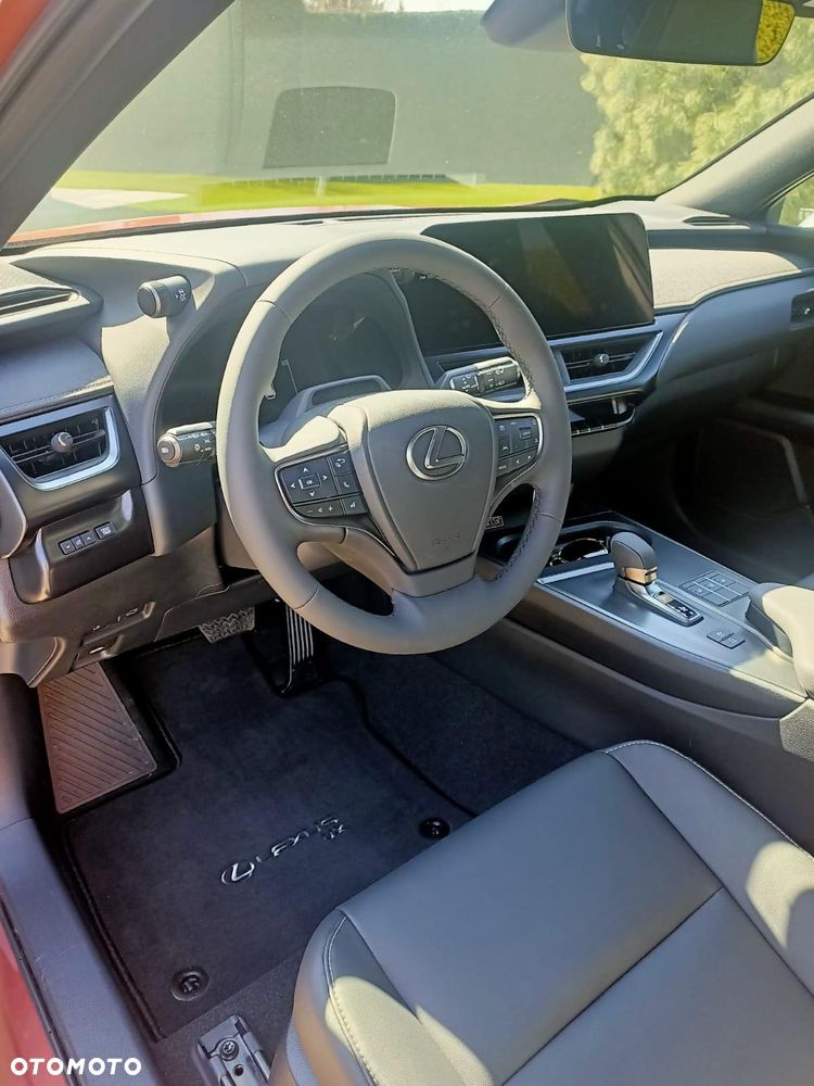 Lexus UX 300h F Sport Design - 4