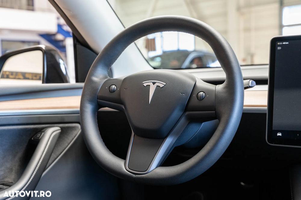 Tesla Model Y Long Range Dual Motor AWD - 28