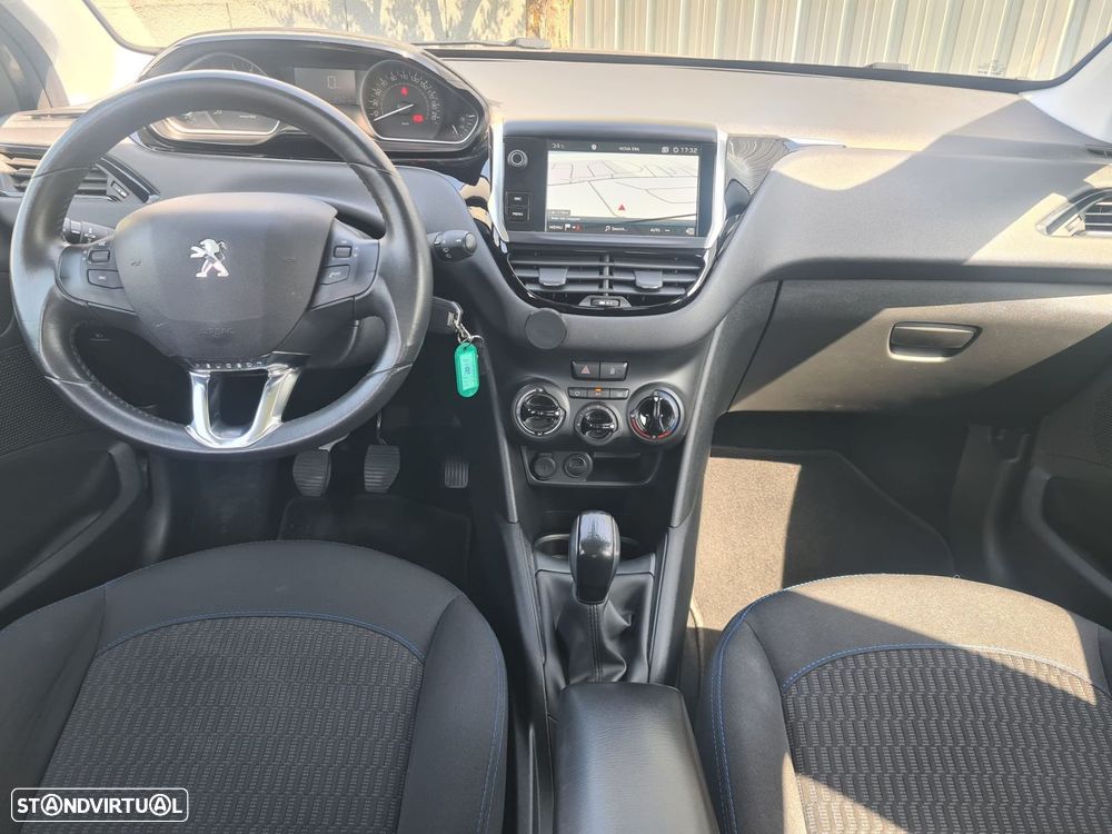 Peugeot 208 1.2 PureTech Signature - 6