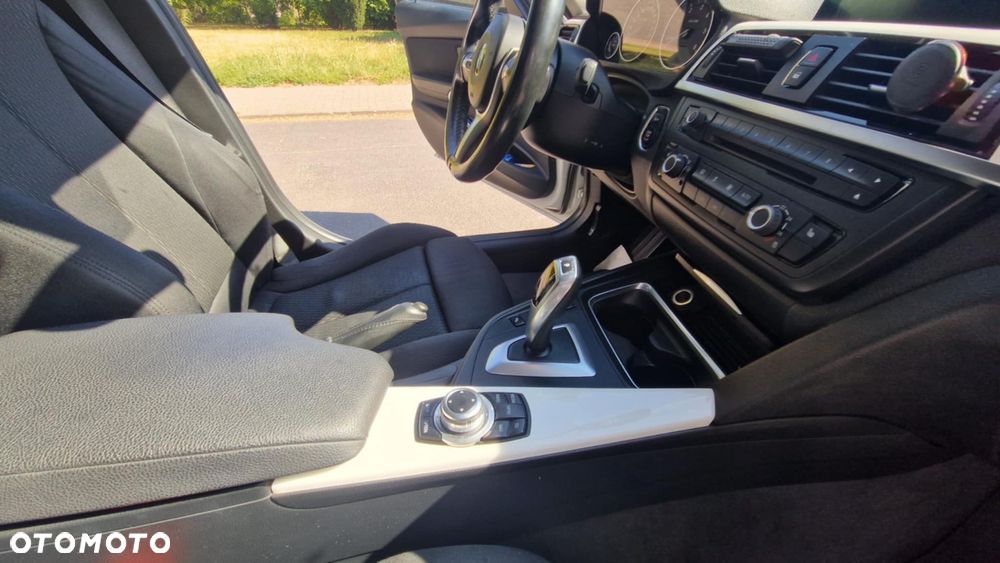 BMW Seria 3 318d DPF Touring - 12