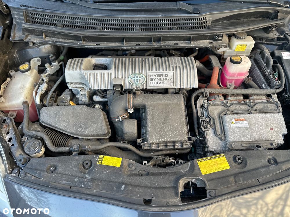 Toyota Prius (Hybrid) Life - 13