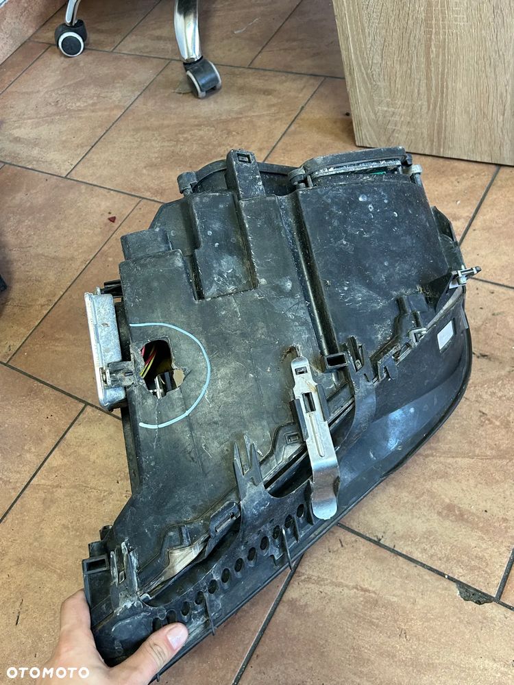 LAMPA BMW F01 F02 PRAWY PRZÓD KOMPLETNA XENON EUROPA 7182138 USZKODZONA ZALANA - 4