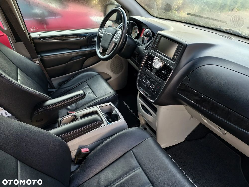 Chrysler Town & Country ver-3-6-touring - 13