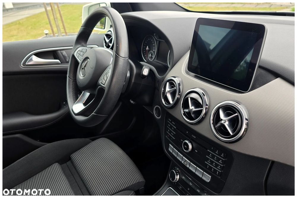 Mercedes-Benz Klasa B 180 7G-DCT UrbanStyle Edition - 24