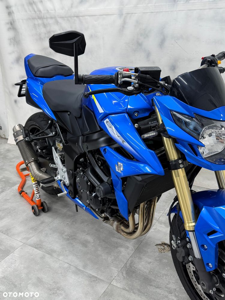 Suzuki GSR - 12