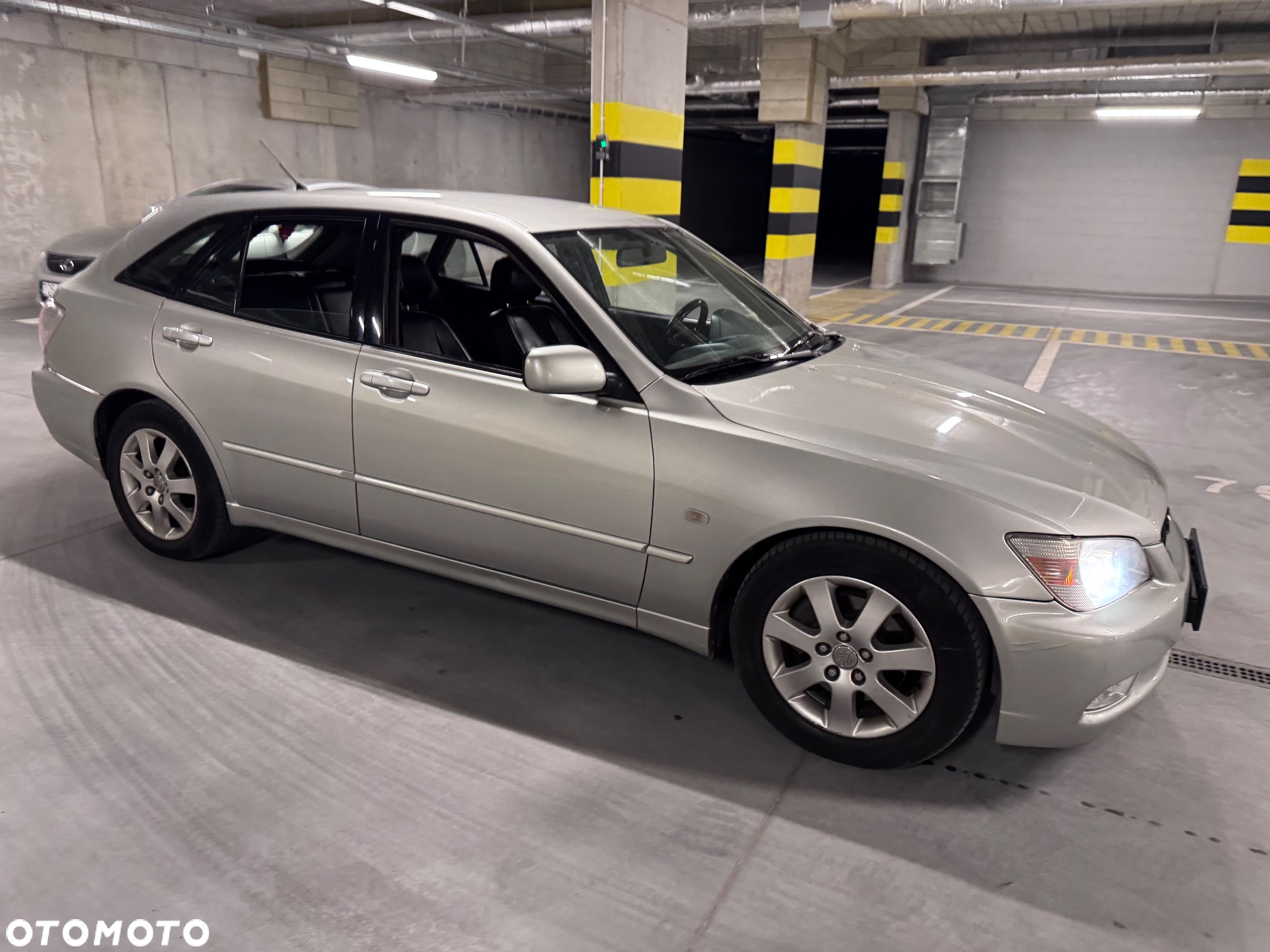 Lexus IS 200 SportCross - 37