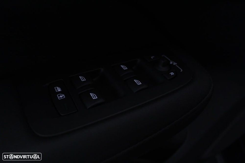 Volvo V60 2.0 B4 Plus Dark Auto - 21