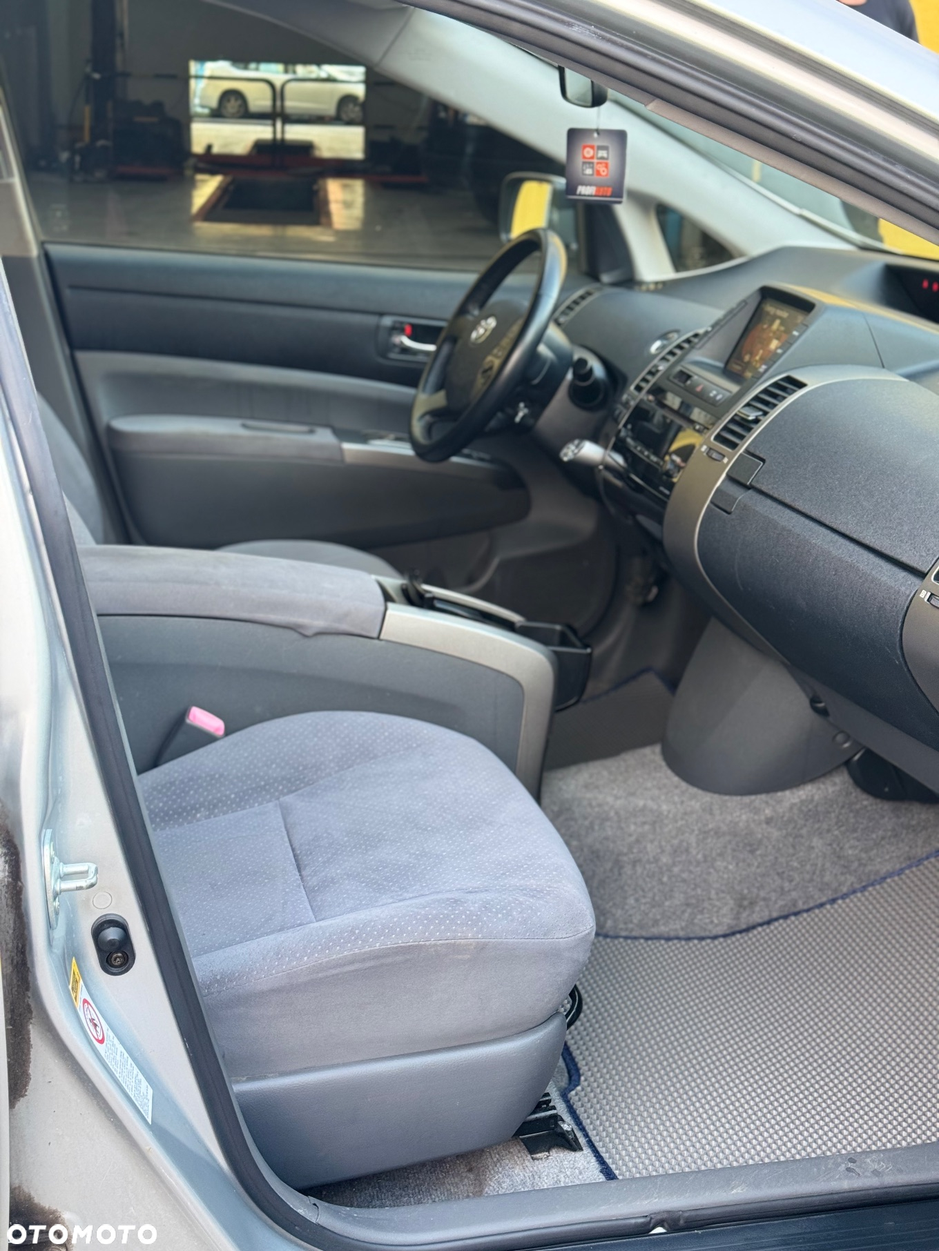 Toyota Prius (Hybrid) Executive - 16