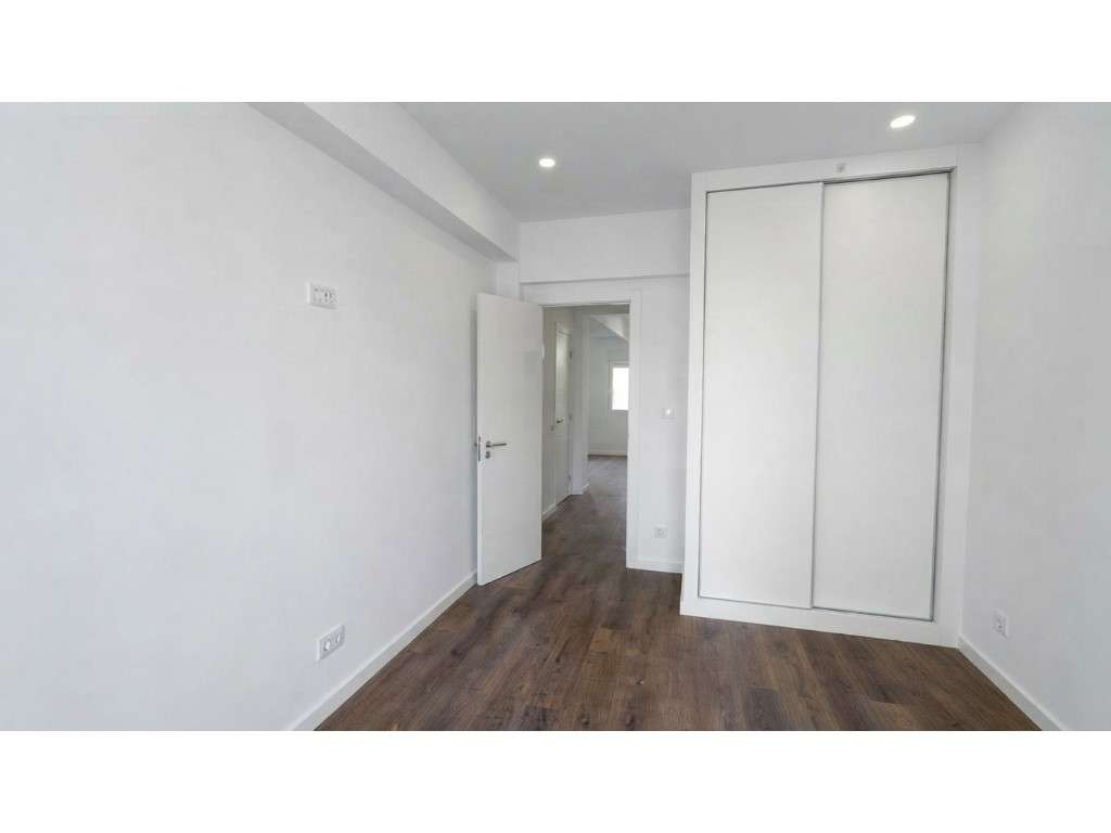 T2 Totalmente Remodelado | Excelente Localização na Amadora - Grande imagem: 3/30