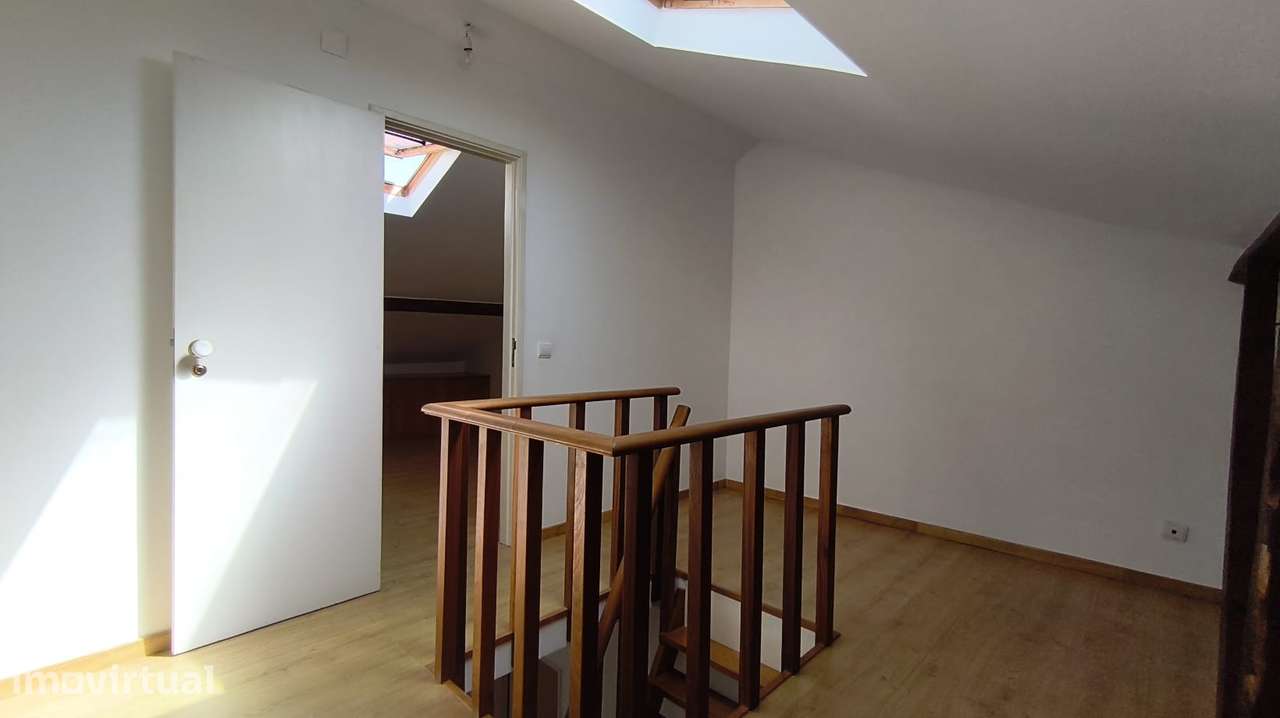 T2 + Sótão ~40 m² | 63 m² Oficiais | Vista Jamor | Linda-a-Velha - Grande imagem: 2/17