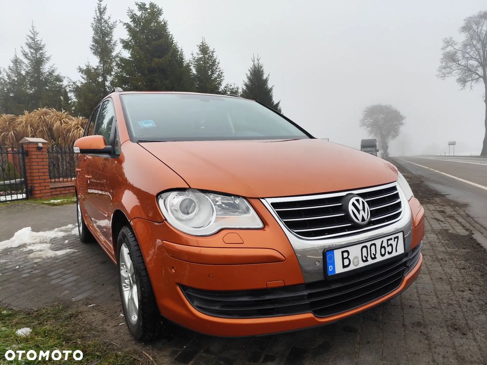 Volkswagen Touran 2.0 TDI Trendline DSG - 26