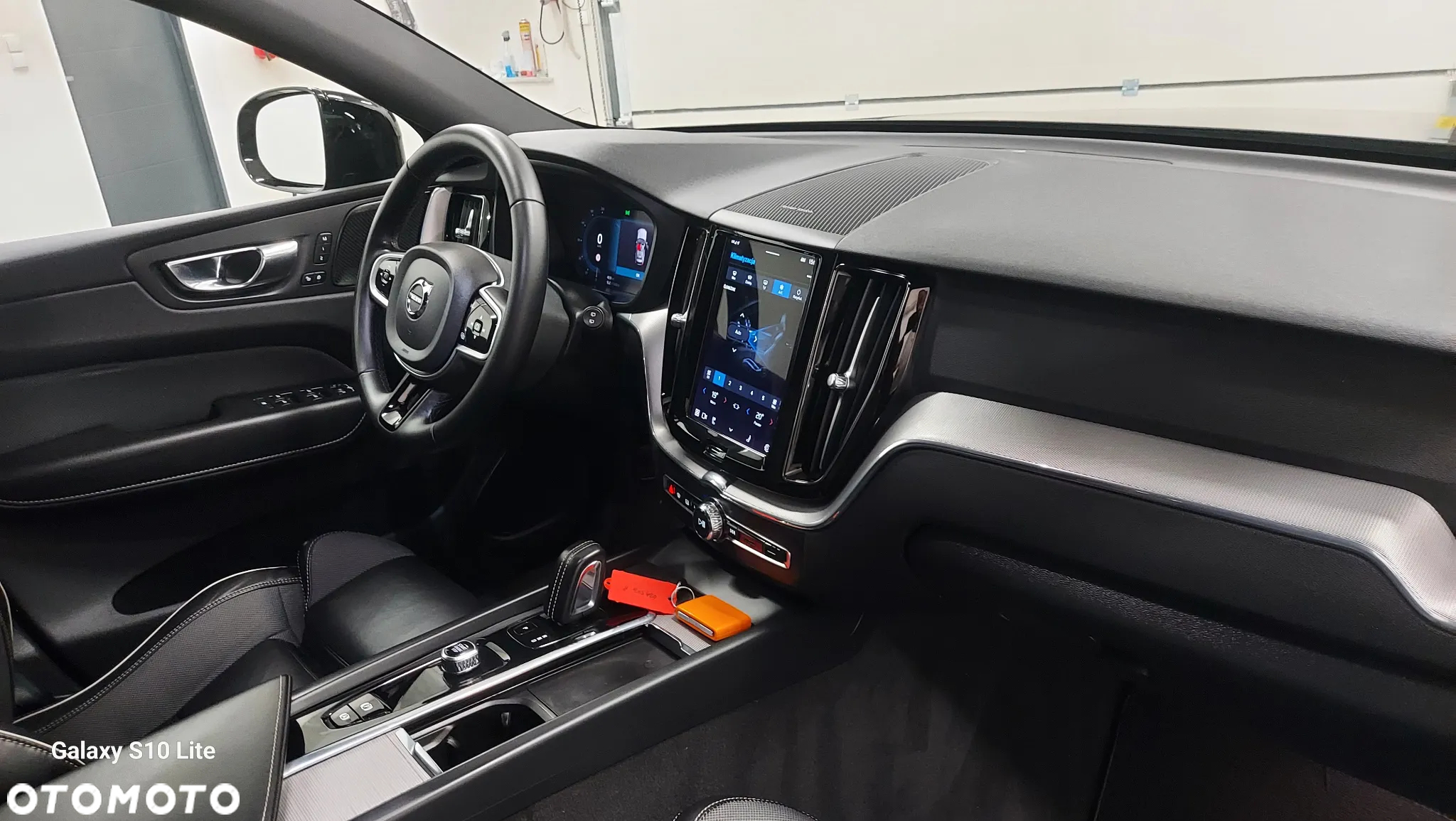 Volvo XC 60 B4 D Plus Dark - 17