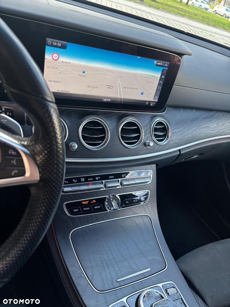 Mercedes-Benz Klasa E 220 d 4-Matic 9G-TRONIC - 39