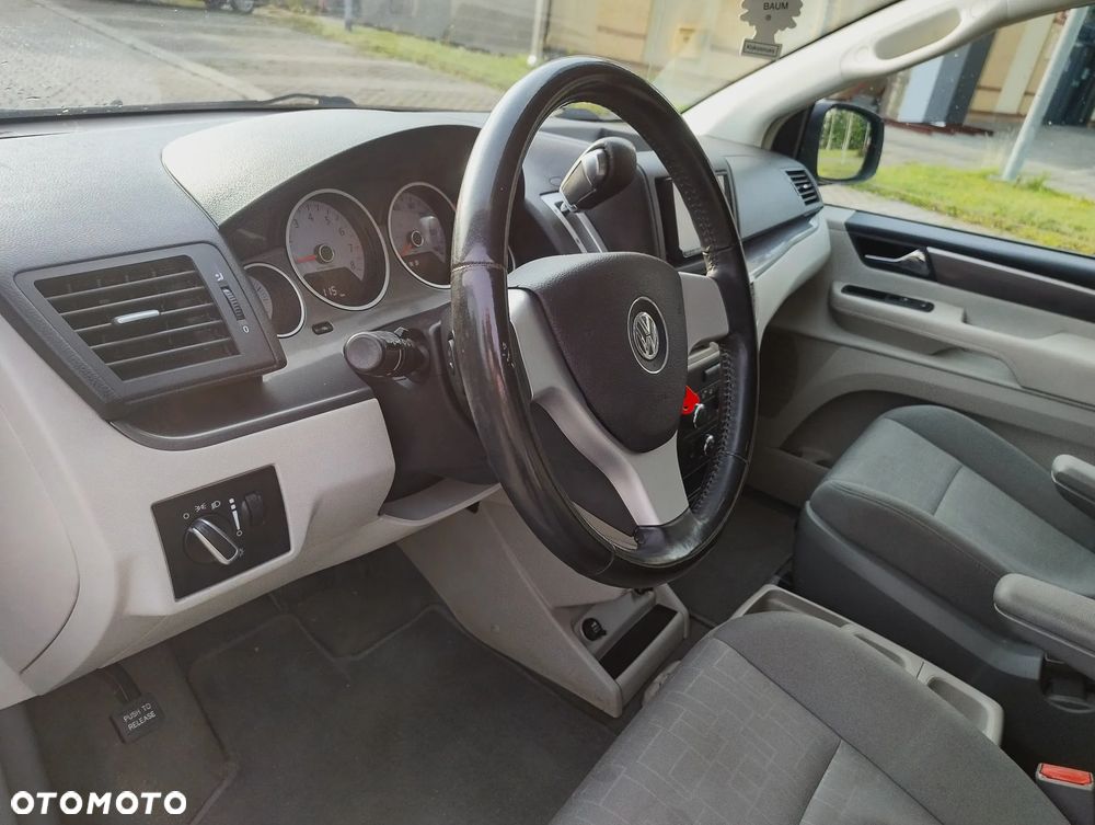 Volkswagen Routan - 11