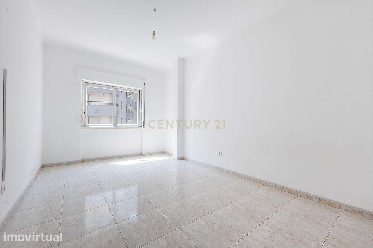 T2+1 // junto ao Hospital de São Bernardo e a apenas 400 metros da est - Grande imagem: 2/23