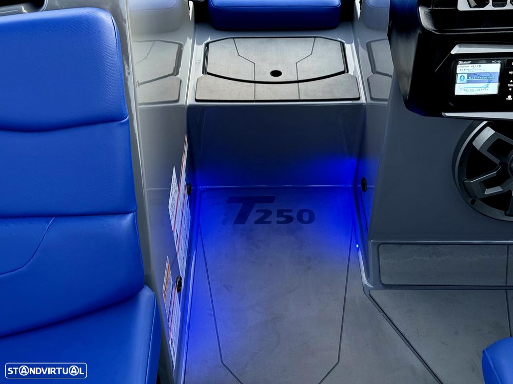 Malibu Axis Wake Research T 250 - 17