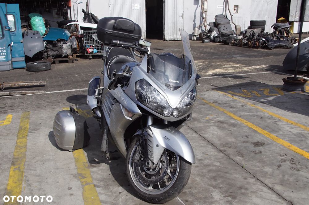 Motocykl na części - Kawasaki GTR 1400 1352 cm³ 155 KM 2011R Silnik Skrzynia Siedzenie Laga Koło Licznik Lampa Bagażnik Owiewka Manetka Amortyzator Sterownik Moduł - 2