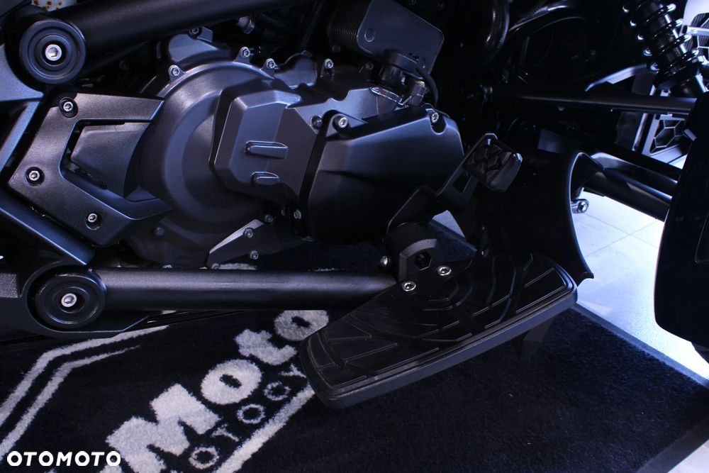 Can-Am Spyder - 30