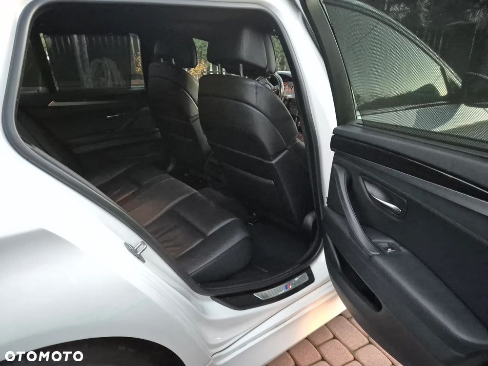 BMW Seria 5 525d xDrive - 14