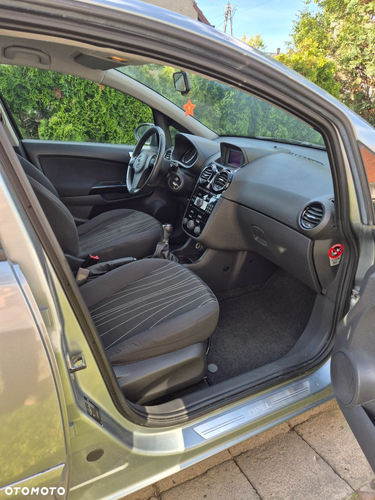 Opel Corsa 1.4 16V Cosmo - 12