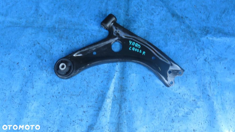 Wahacz Przód Przedni Prawy TOYOTA YARIS CROSS