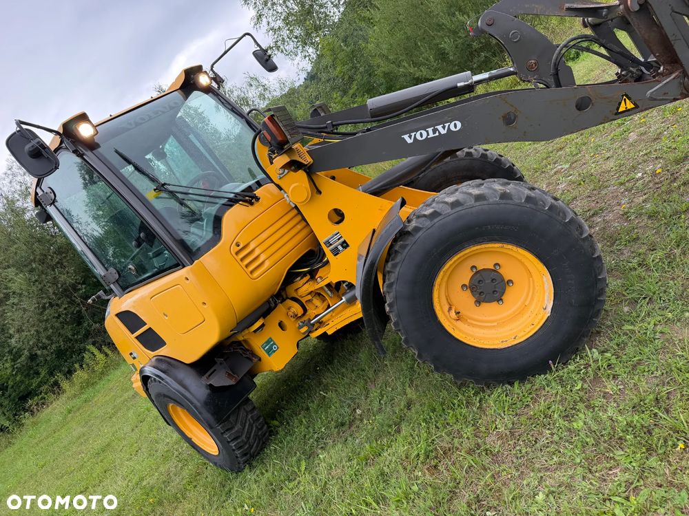 Volvo L25F Ładowarka Kołowa łamana 2015 rok. Jak Nowa! Oryginał łyżka i widły. Mocny silnik 4 cylindry. Zero luzów i wycieków. Aktualne Badania DEKRA BMWT. Wielka Okazja. Maszyna jak nowa z Salonu. 2600 mtg. Pochodzi z Norweskiego urzędu gminy. Dodatkowe linie Hydrauliczne. Szybka wolna Jazda Rewers Hydrostatic. Wersja Norwesk Mocne doświetlenie dodatkowe grzanie. kabina Ogrzewana wentylowana! Zmiana Osprzętu Hydrauliczna! pełne sterowanie z dżojstika! Opony jak Nowe. Podzespoły pomy suche, czytelne tabliczki! OKAZJA - 27