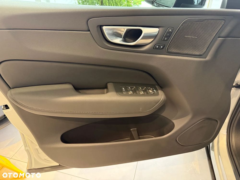 Volvo XC 60 B5 B AWD Plus Dark - 20