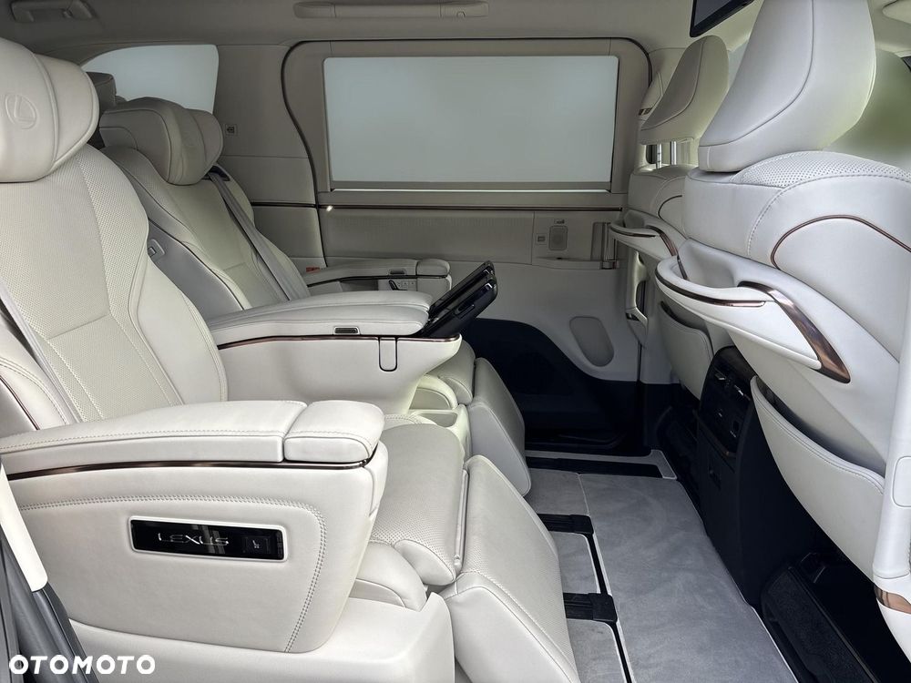 Lexus LM - 18