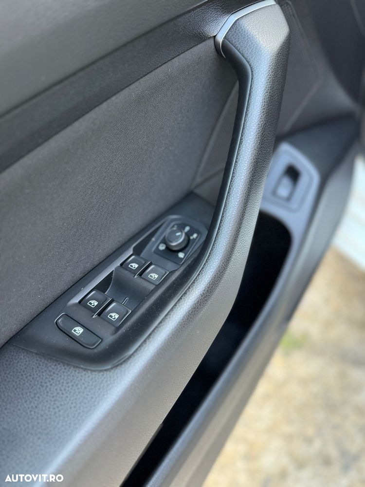 Volkswagen Passat 2.0 TDI SCR DSG (BlueM Tech) Comfortline - 17