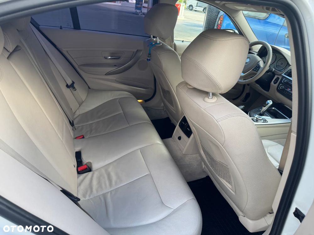 BMW Seria 3 328i Sport-Aut Modern Line - 12