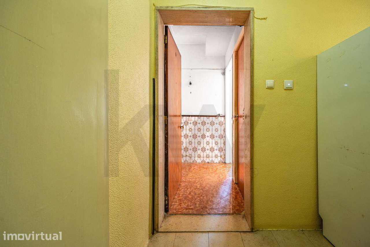 T2 EM MIRATEJO | CORROIOS | 1.º ANDAR | POTENCIAL PARA REMODELAÇÃO TOT - Grande imagem: 2/24