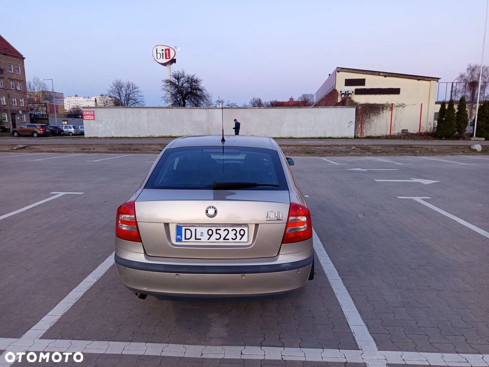 Skoda Octavia 1.6 FSI Ambiente - 9