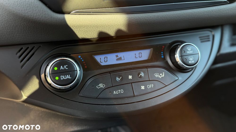Toyota Yaris Hybrid 100 Premium - 23