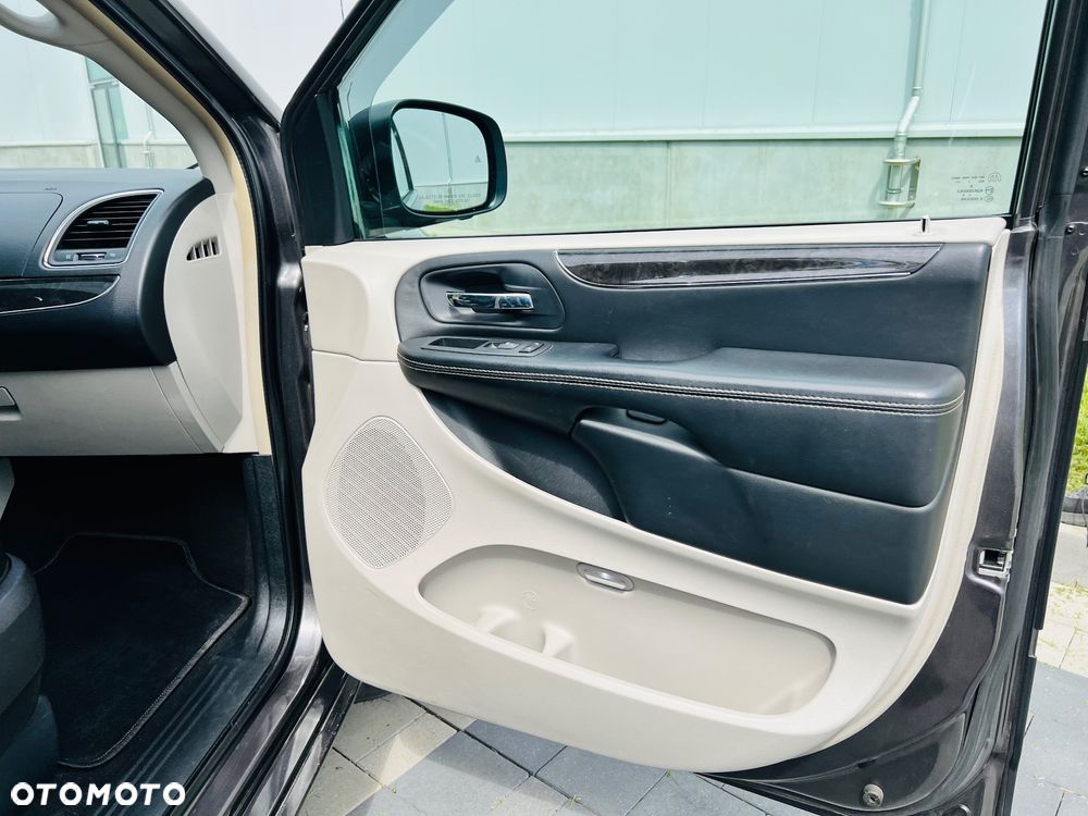 Chrysler Town & Country 3.6 Limited - 32