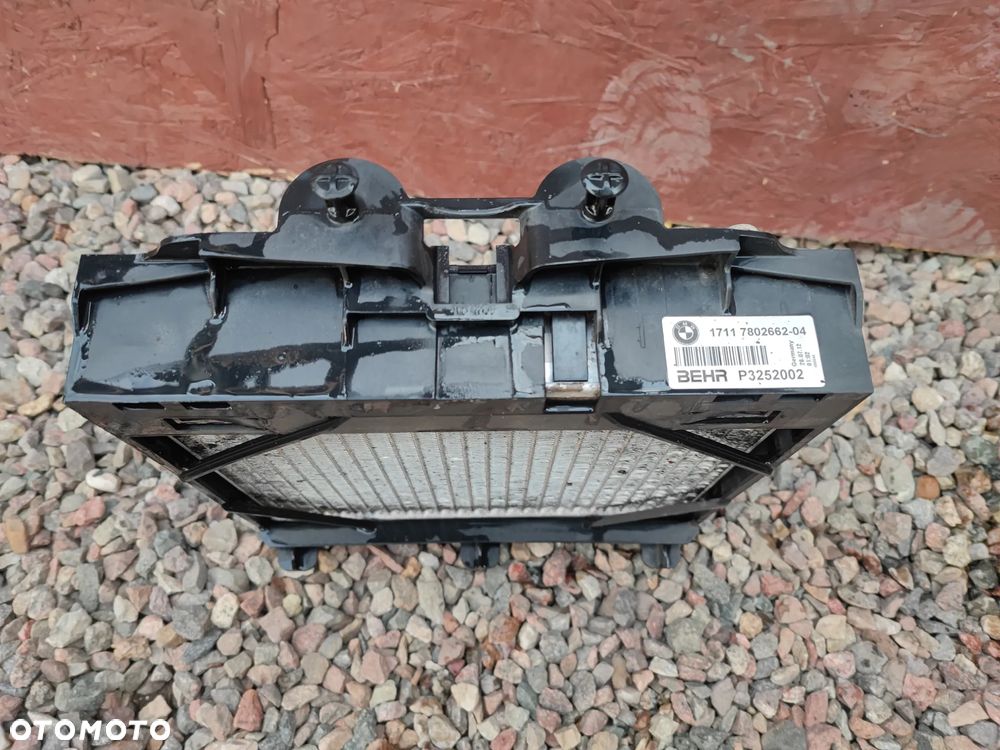 BMW F01 / F01N / F02 / F02N / F06 / F07 / F10 / F10N / F11 / F12 / F13 ORYGINALNA DODATKOWA CHŁODNICA WODY BEHR + STELAŻ / MOCOWANIE O NR.  1711 7 802 662 OEM SPRAWNA W 100% - 2