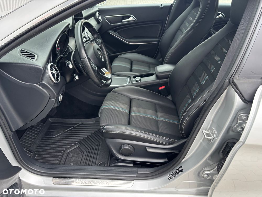 Mercedes-Benz CLA 180 7G-DCT Urban - 23