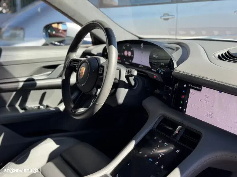 Porsche Taycan Turbo - 12
